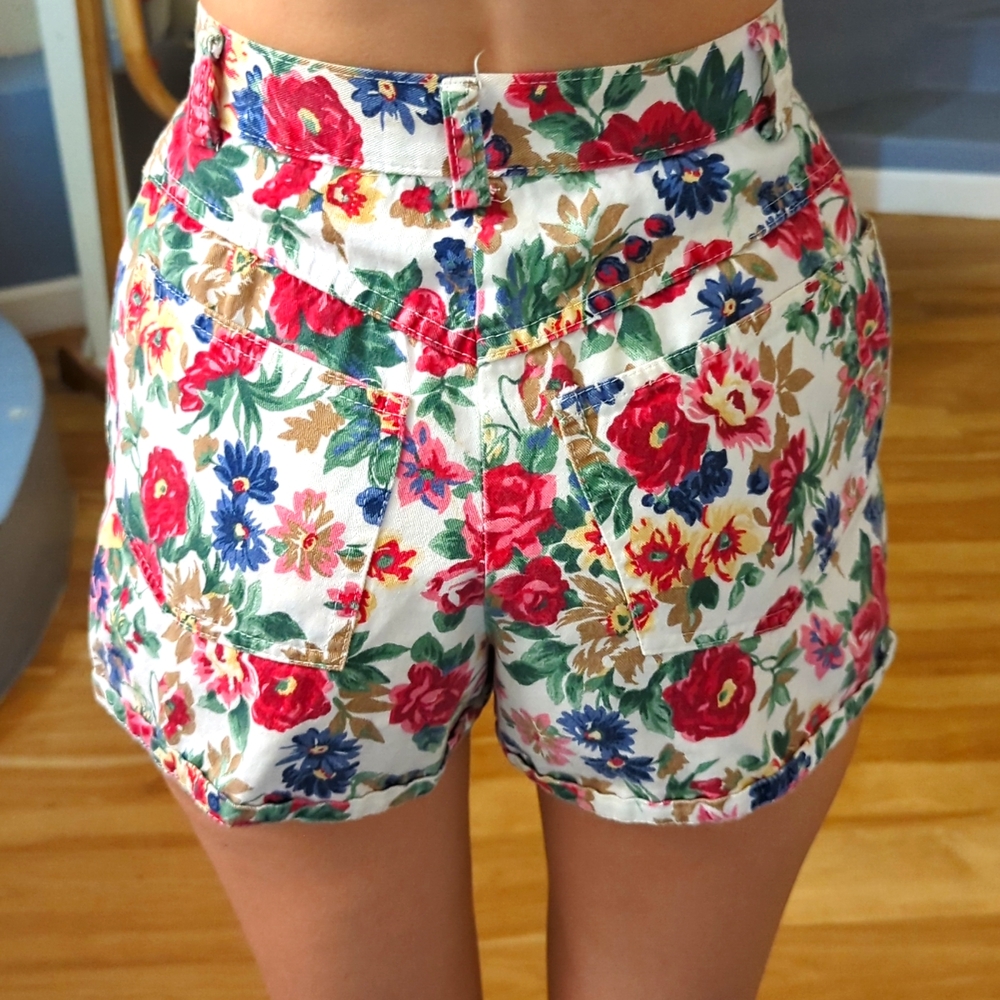 Vintage Floral Shorts 🌸🌿